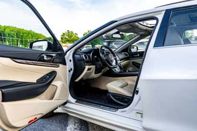 2016 NISSAN MAXIMA view 13
