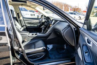 2017 INFINITI Q50 view 11