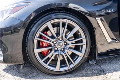 2017 INFINITI Q60 view 17