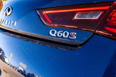 2017 INFINITI Q60 view 8