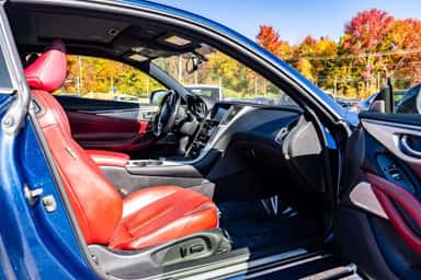 2017 INFINITI Q60 view 10