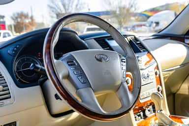 2016 INFINITI QX80 view 24