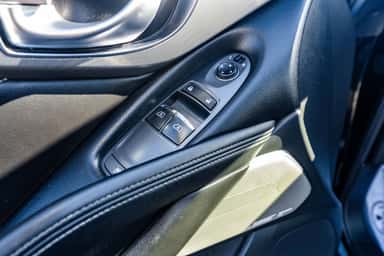 2017 INFINITI Q60 view 19