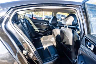 2017 NISSAN MAXIMA view 9