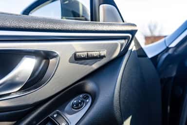 2017 INFINITI Q60 view 18